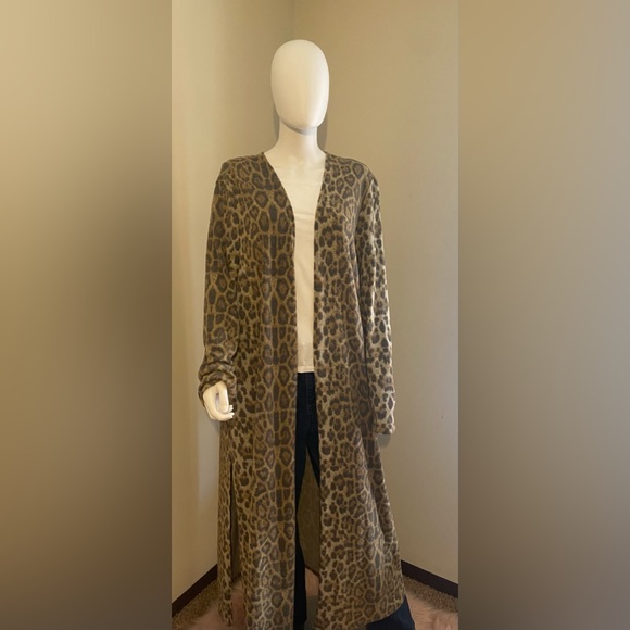 Women’s 2X/3X Cheetah Print Long Cardigan. Fleece Material. - Picture 4 of 4
